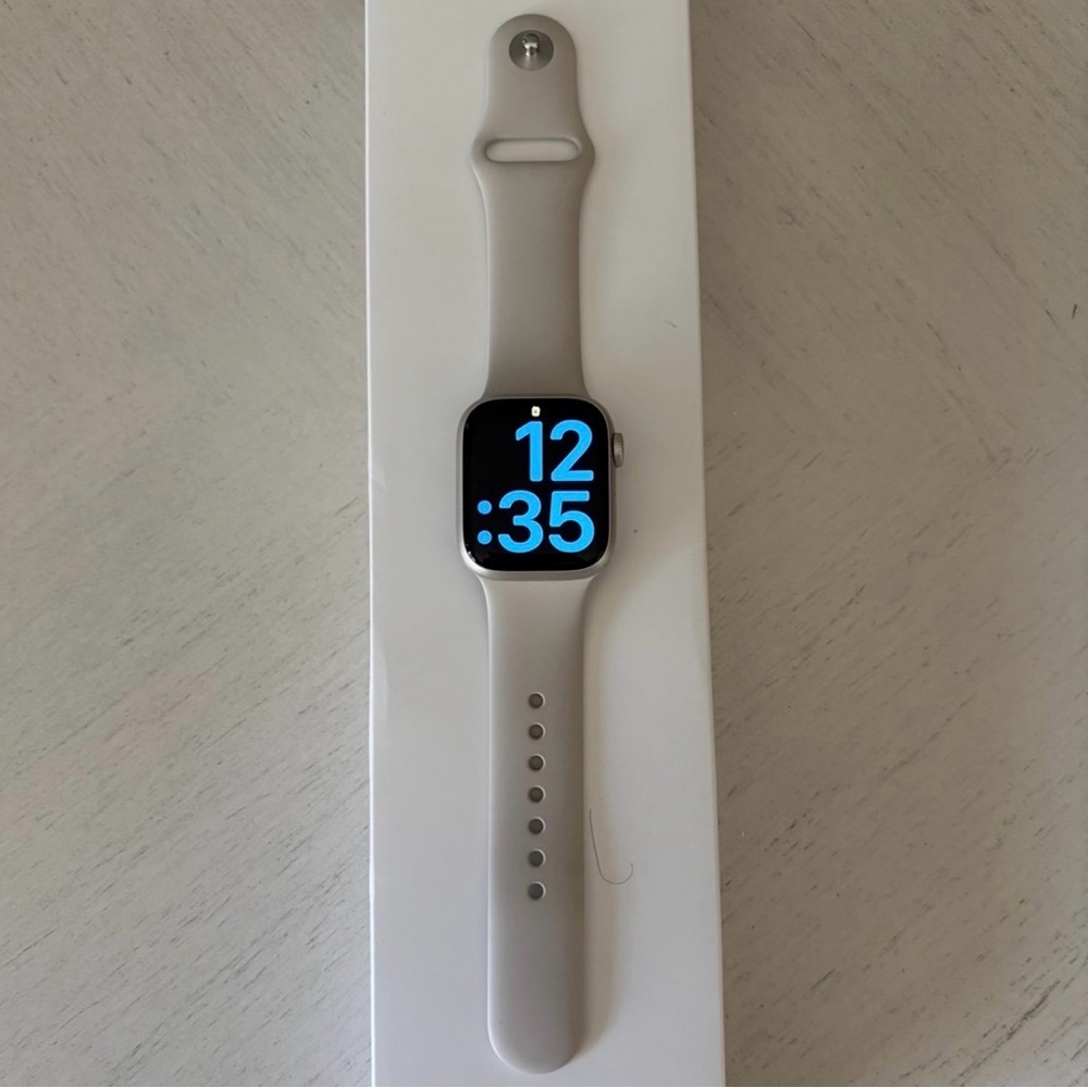 Starlight apple watch series 8 41mm with charger